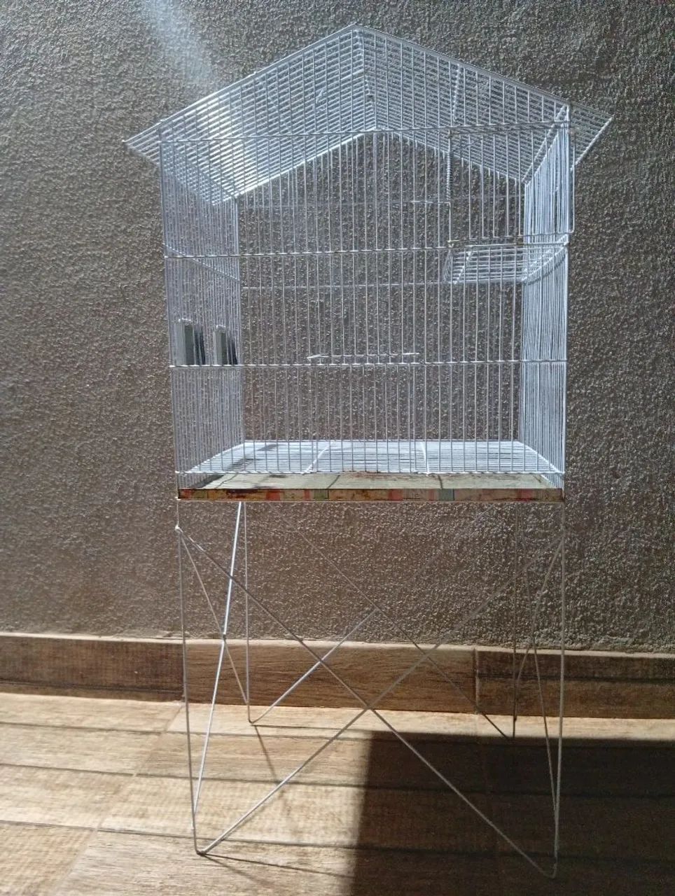 Gaiola viveiro semi nova grande 1,07 m de altura e 0,52 cm de largura pouco usado 