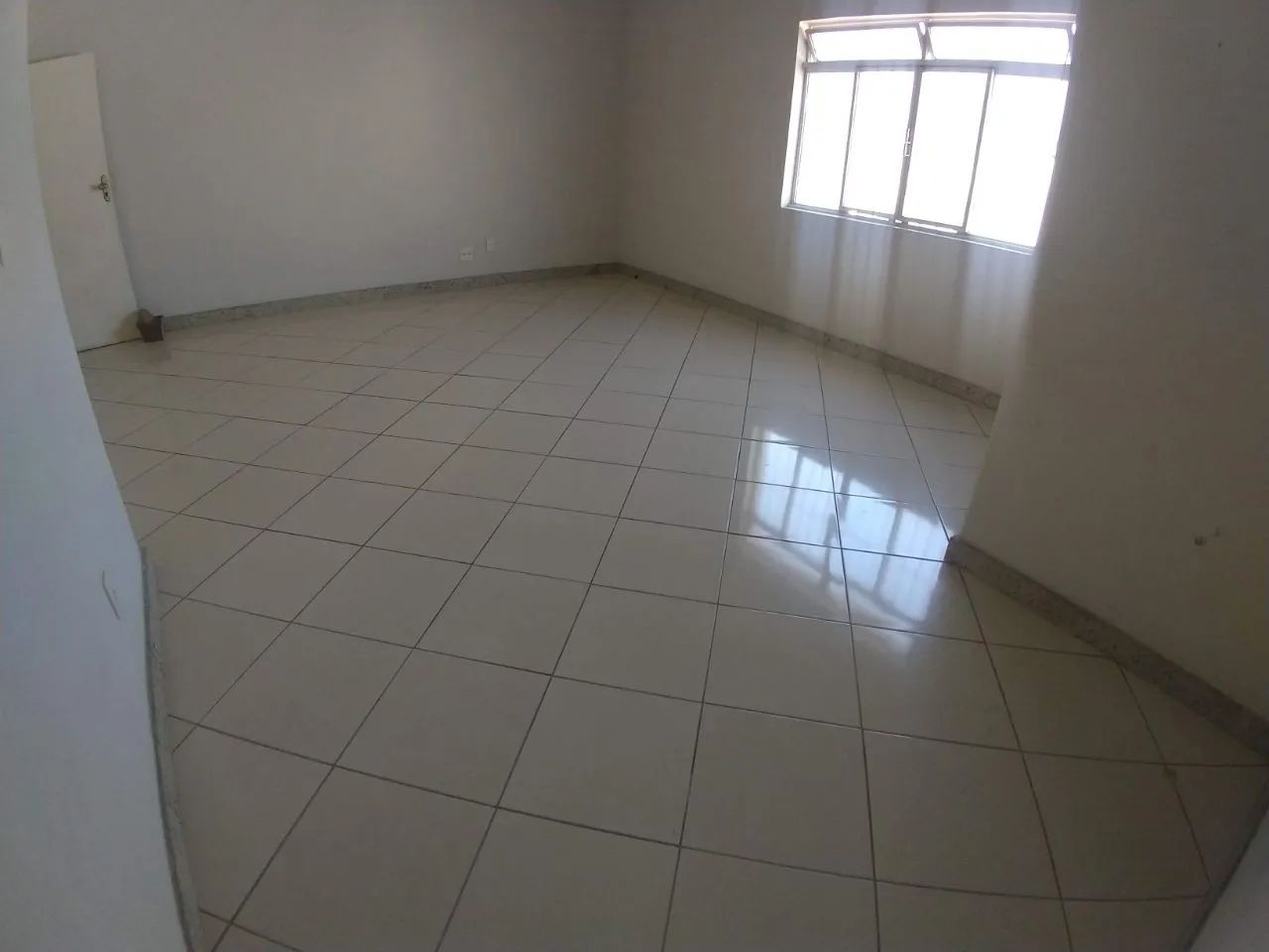 ótima sala ampla com 35 m² pé direito 3 m² área comercial - Foto 2