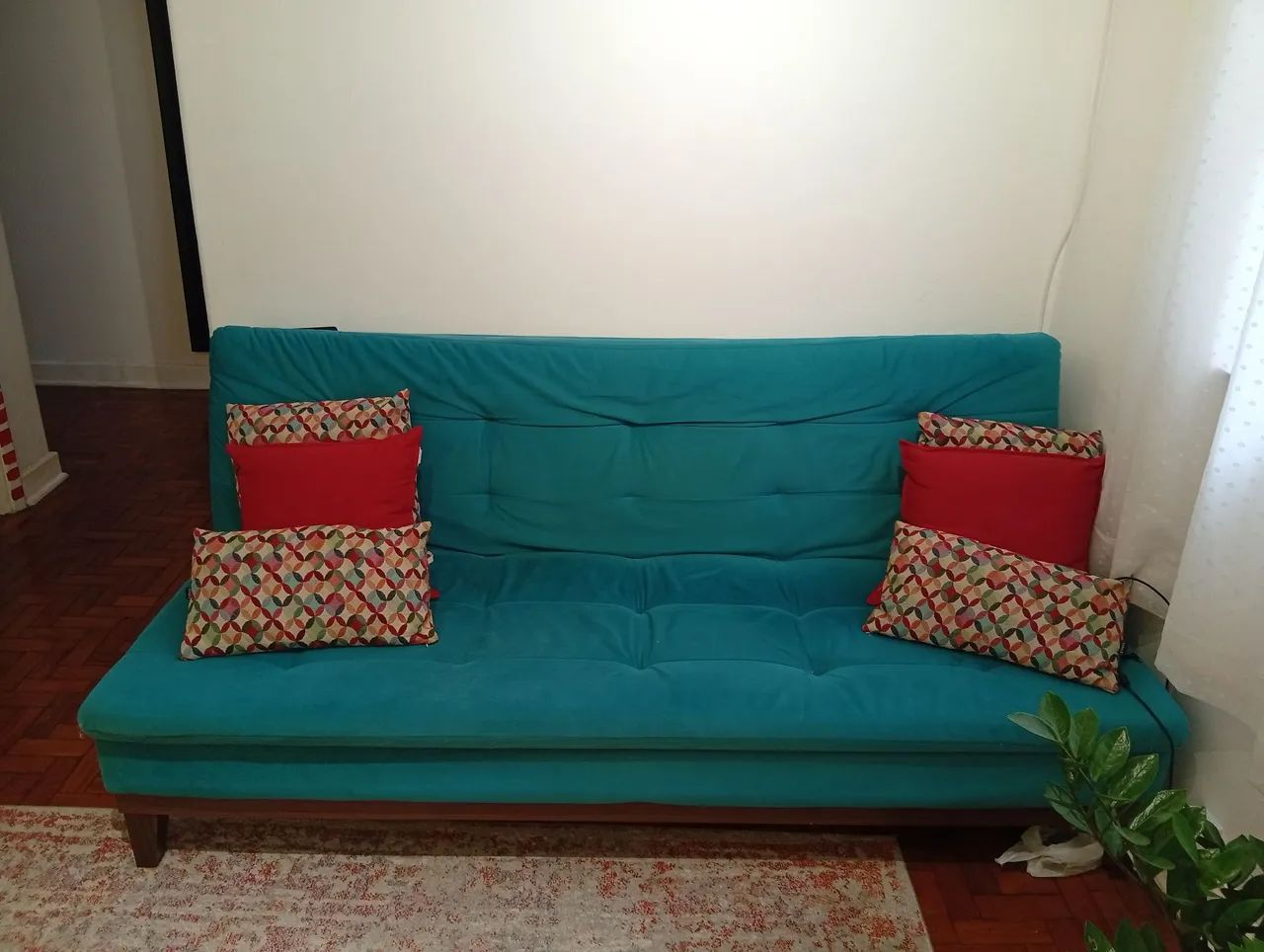 SOFA CAMA USADO, COM UMA MANCHINHA DE ESMALTE. 