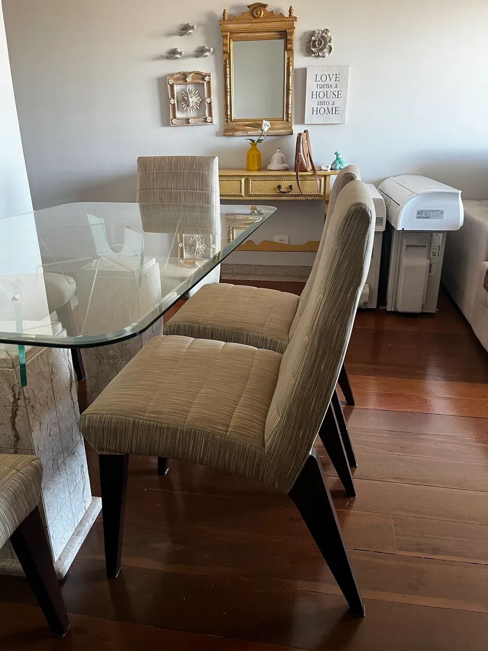 Mesa com tampo de vidro com acabamento bisotê  com 6 cadeiras 