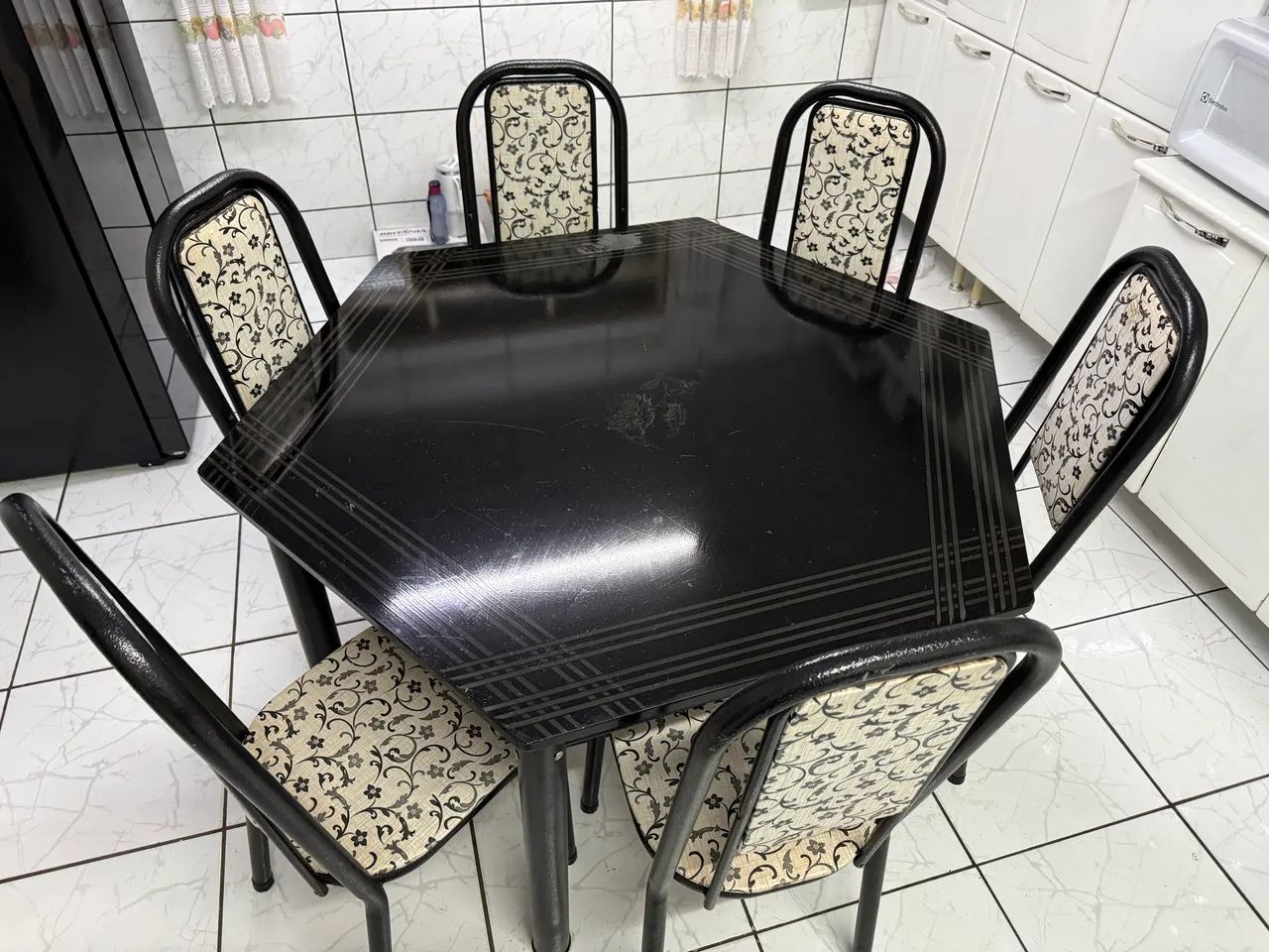 Mesa com tampo de mármore hexagonal 6 cadeiras 