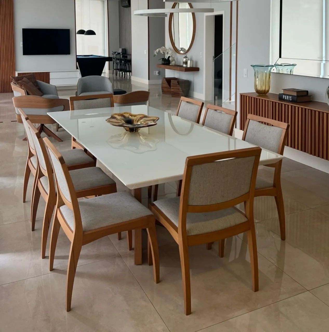 Mesa de jantar retangular Brasil Contemporâneo com 8 cadeiras.