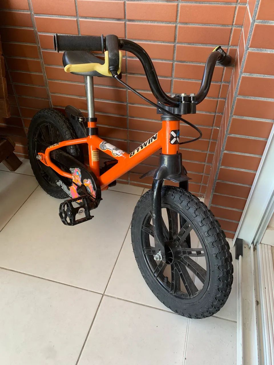 Bicicleta infantil Decatlon com rodinhas Aro 14 - Foto 2