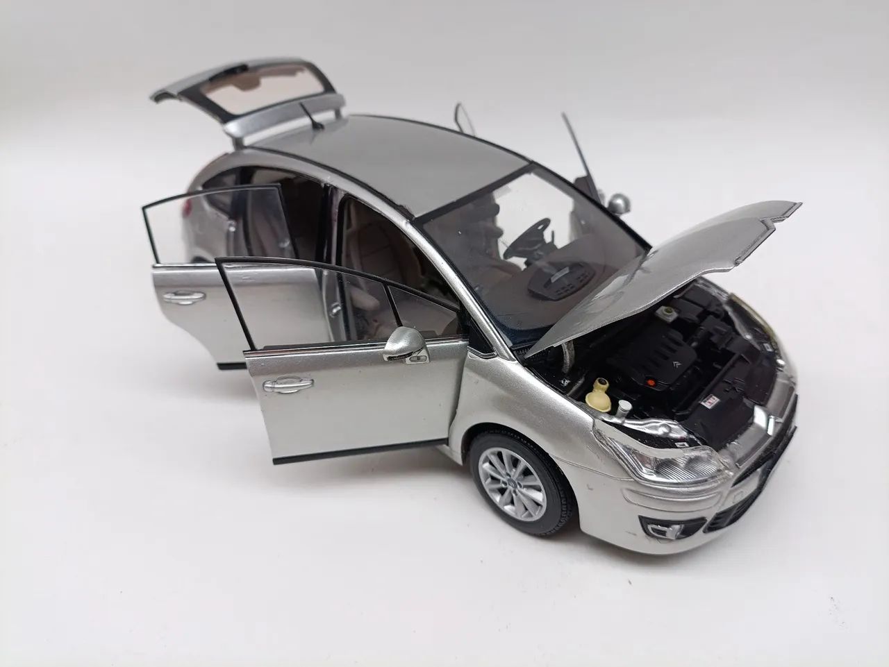 Miniatura Citroen C4 hacht 2012 1:18 - Foto 4