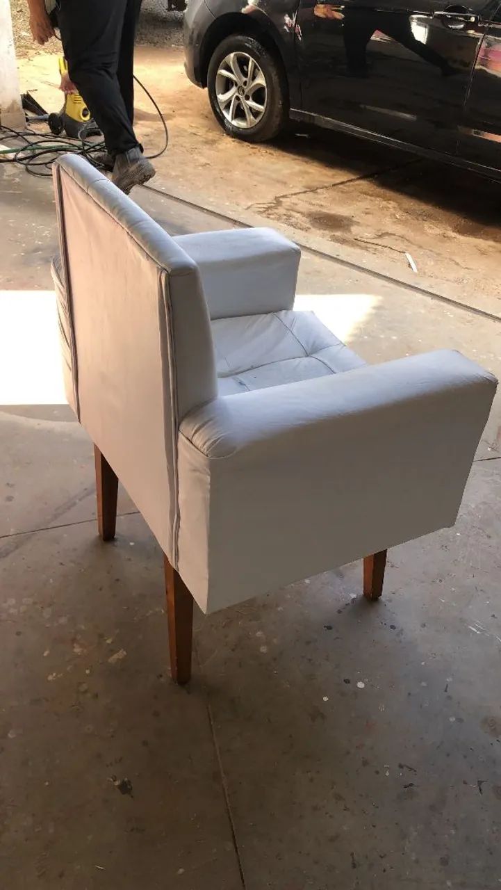 Poltrona decorativa conforto e elegância material corino branco  - Foto 2