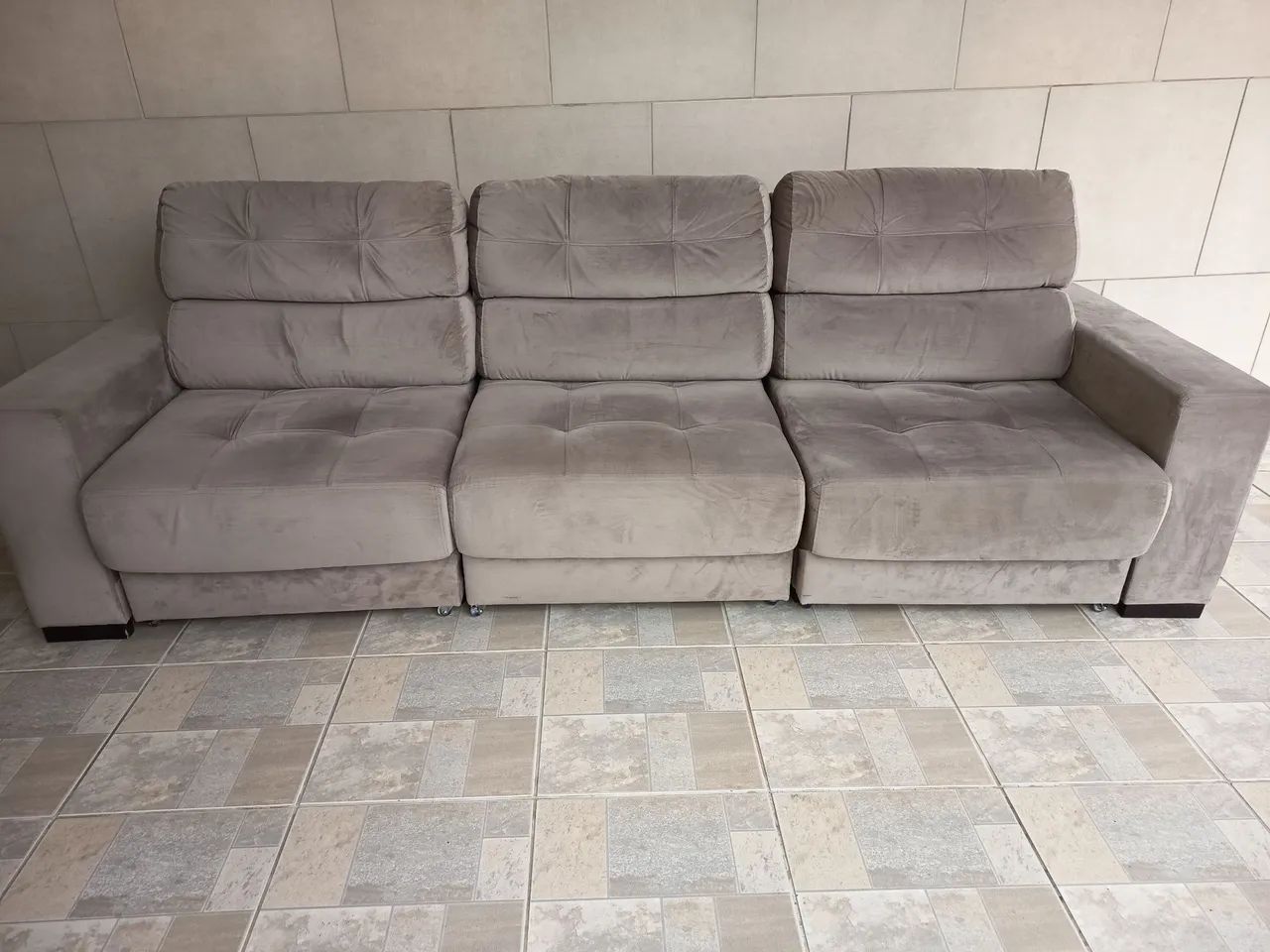 Sofá 3 lugares 2,80m, bege reclinável e extensível.
