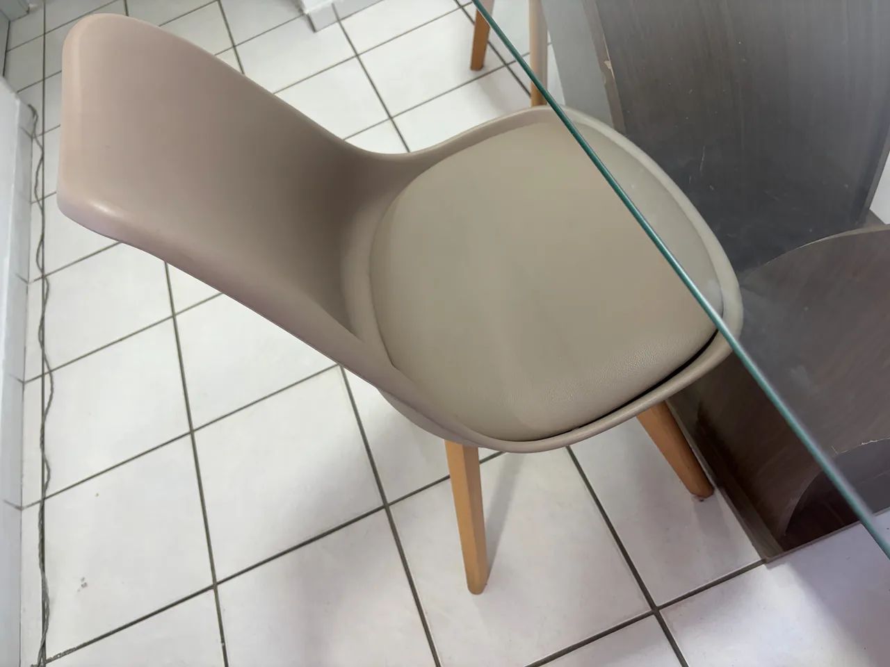 Mesa de vidro com 4 cadeiras - Foto 2