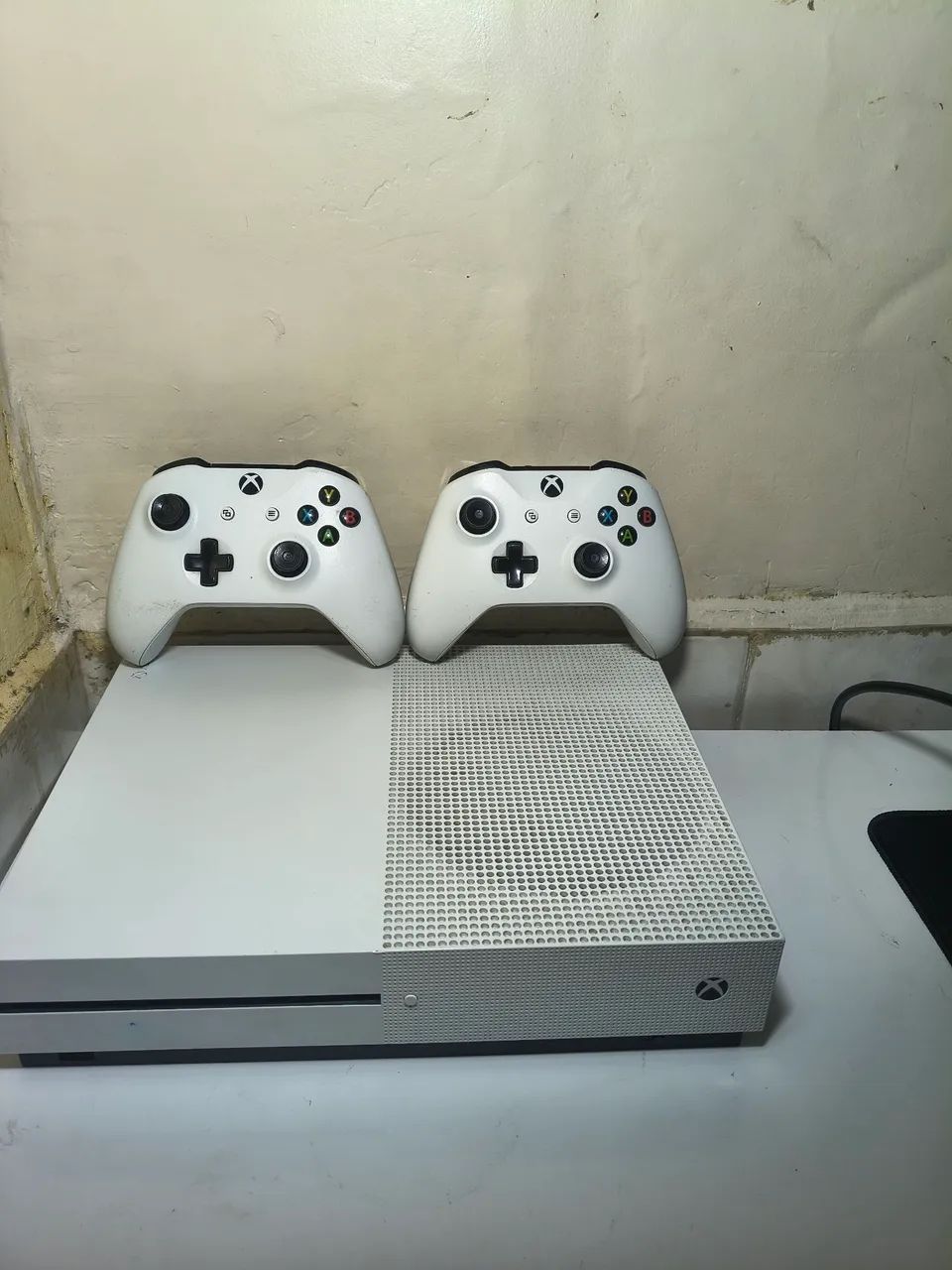 xbox one s com dois controles  - Foto 2