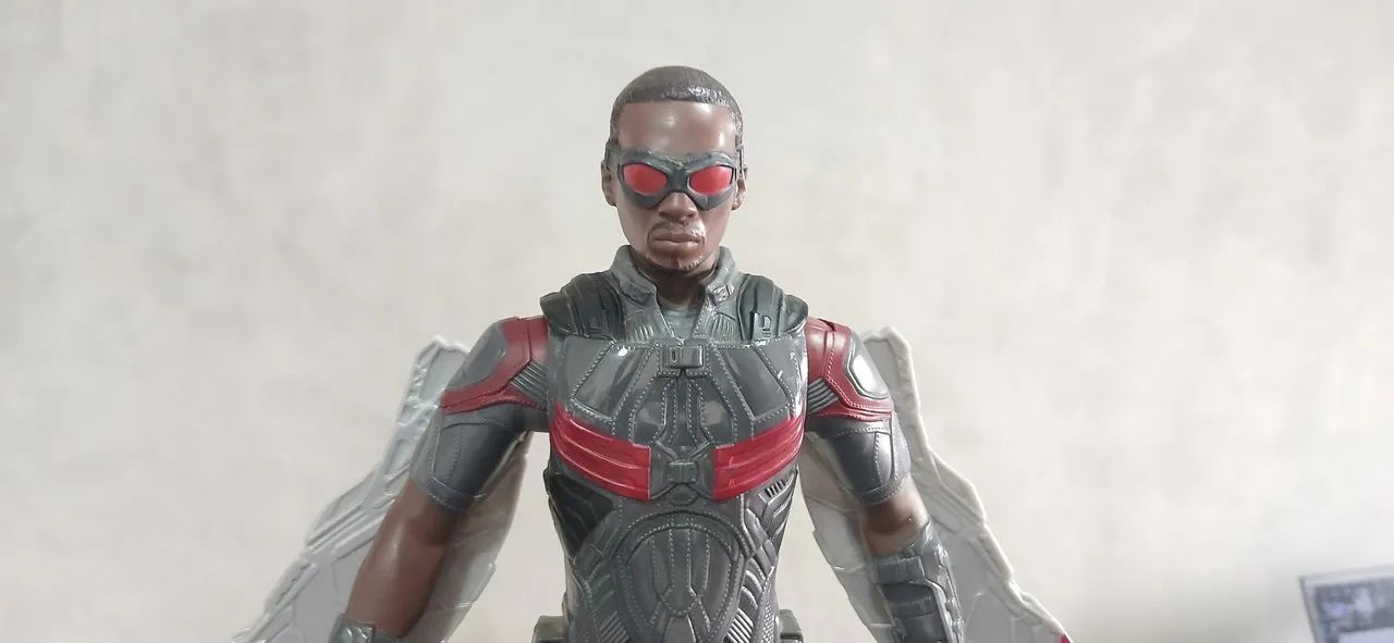 Boneco Falcão Negro 30cm