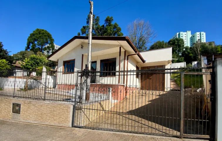 Casa no Centro de Caçador SC - 4 Quartos e Terreno de 715 m²