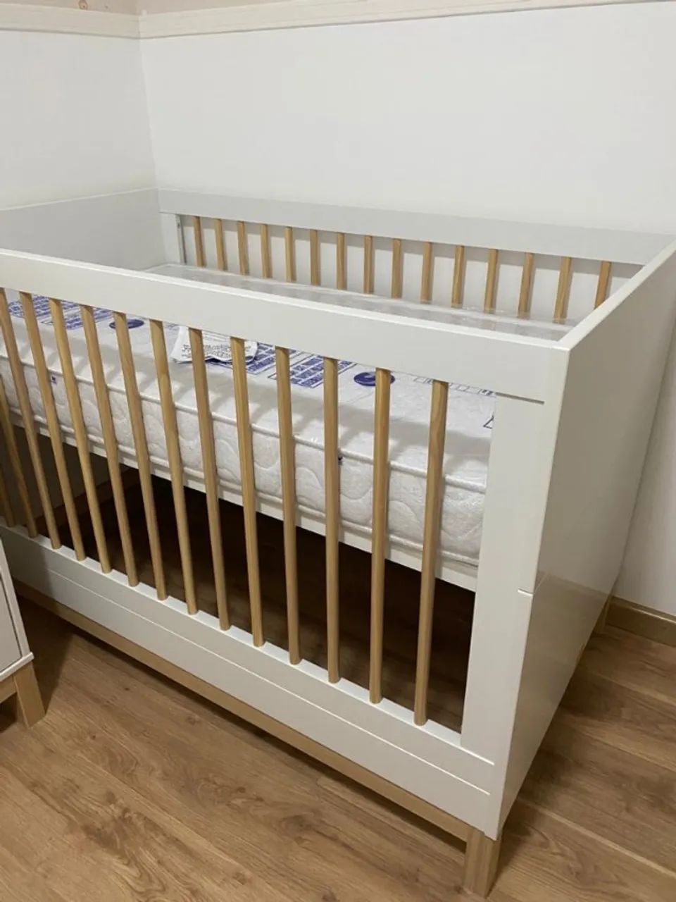 Berço Cozy - Branco Com Carvalho Malva (berço que vira mini cama)  - Foto 2