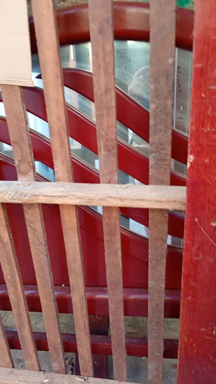 Vende-se uma cama e um colchão (Madeira espelhada) - Foto 3