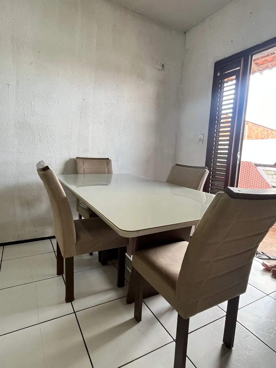 Mesa grande com 4 cadeiras  - Foto 5