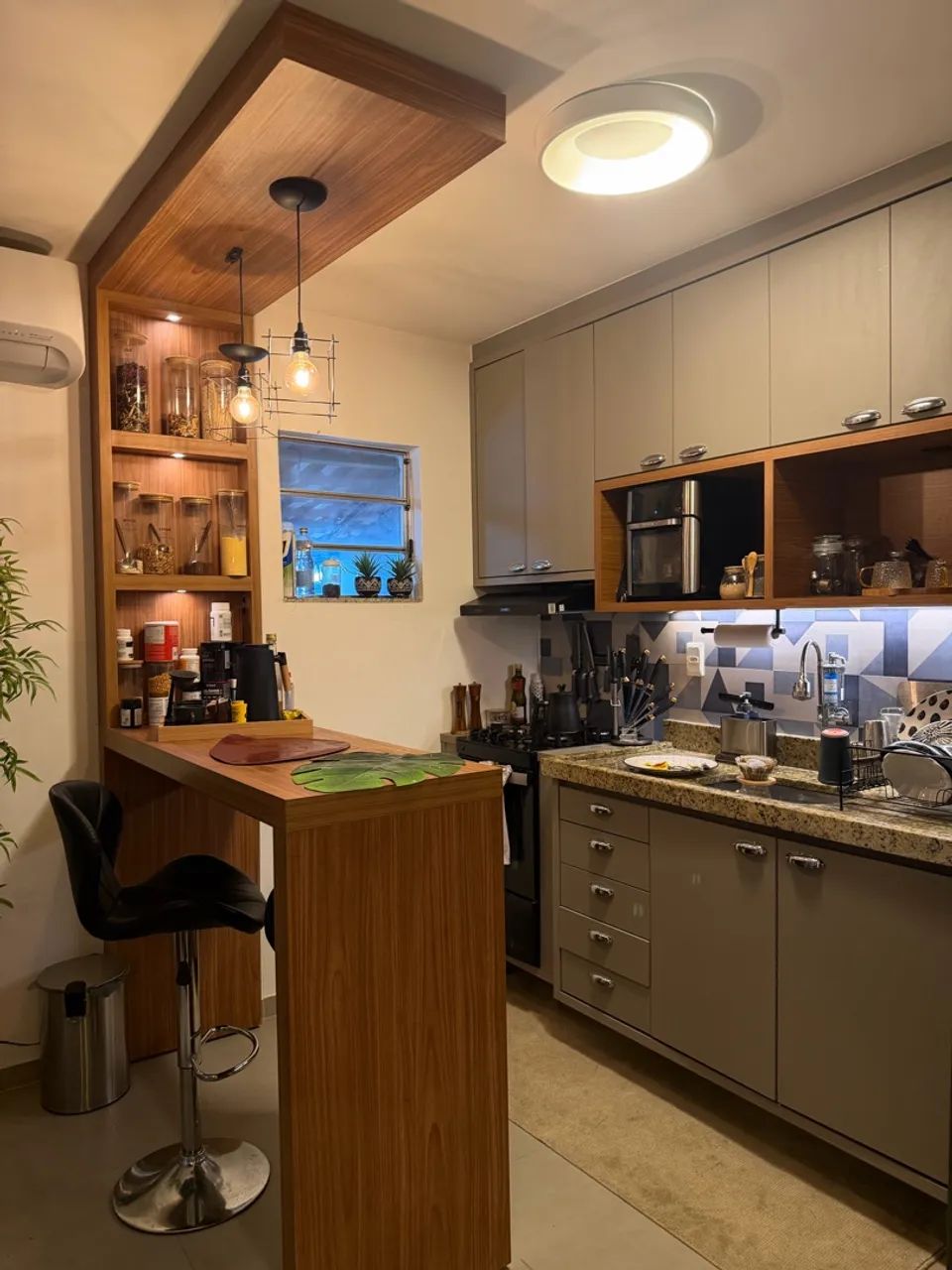? ALUGA-SE CASA DUPLEX CLIMATIZADA COM 2 QUARTOS