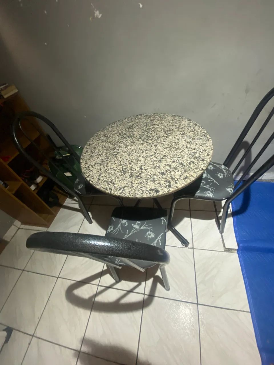 Mesa de mármore com 3 cadeiras  - Foto 2
