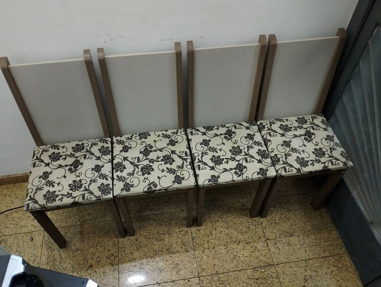 04 cadeiras de jantar