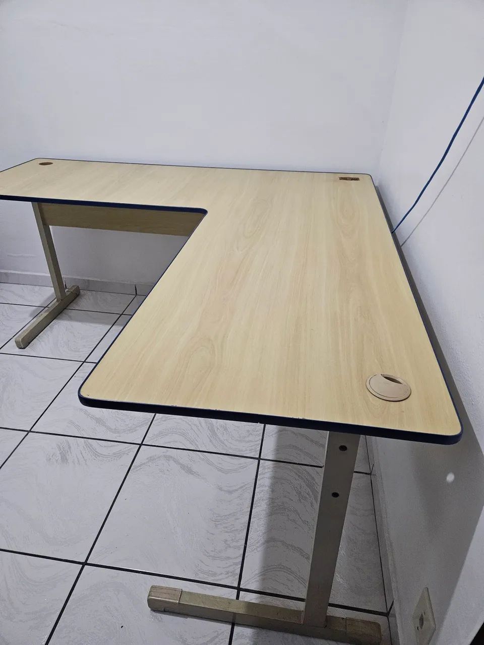 Mesa de computador e cadeira 