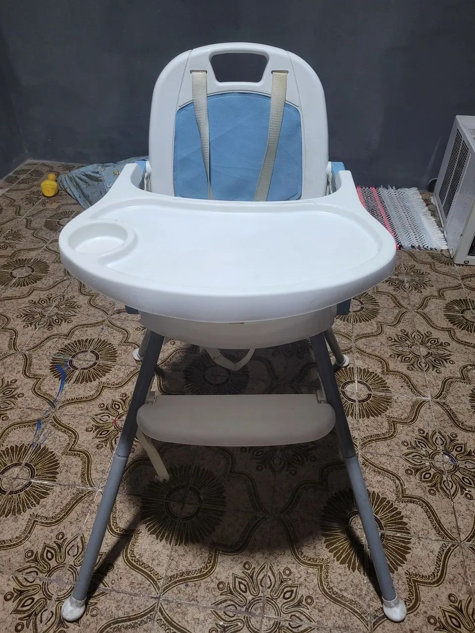 Cadeirinha de alimentação infantil 