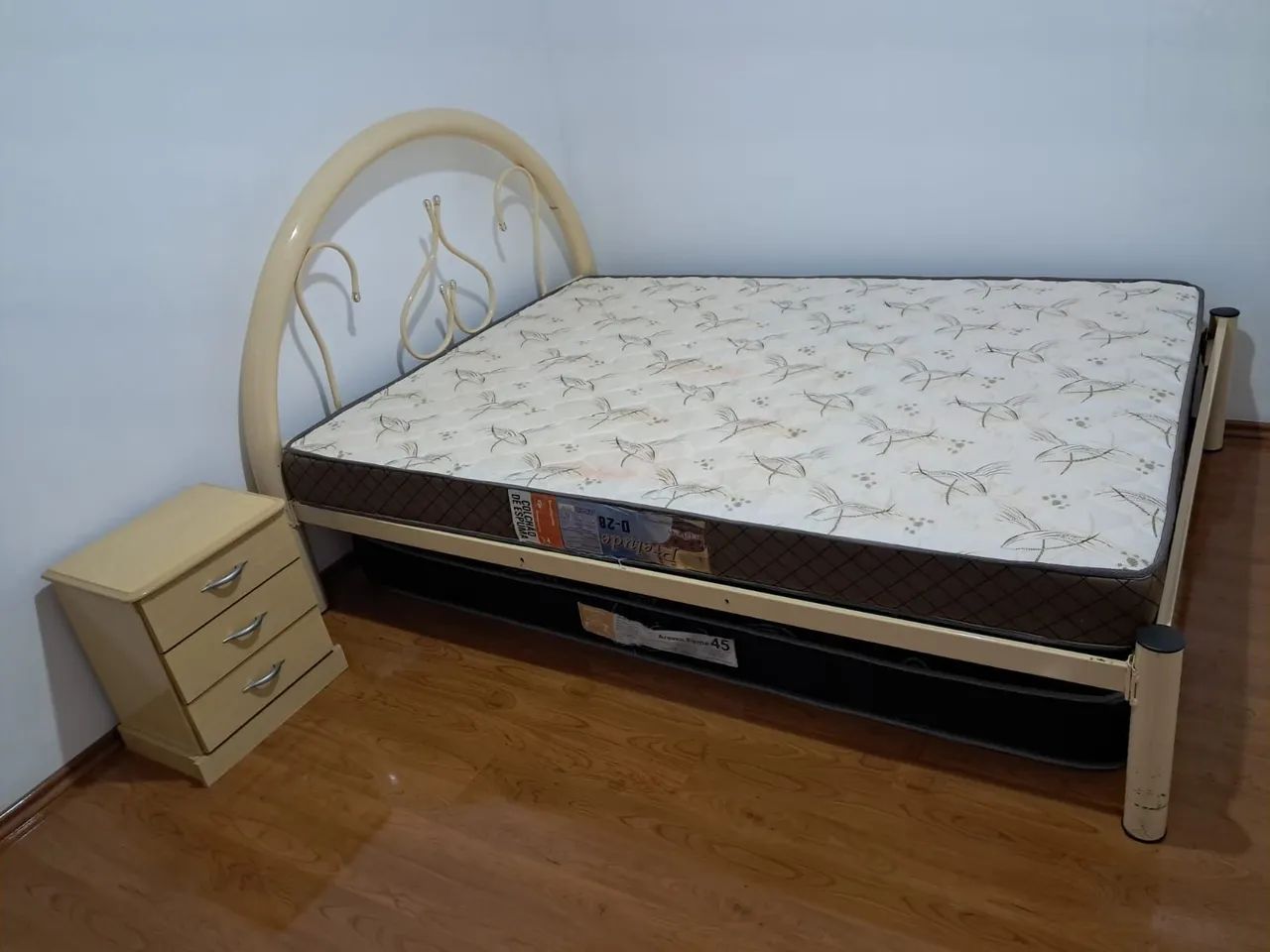 Cama de ferro com criado mudo