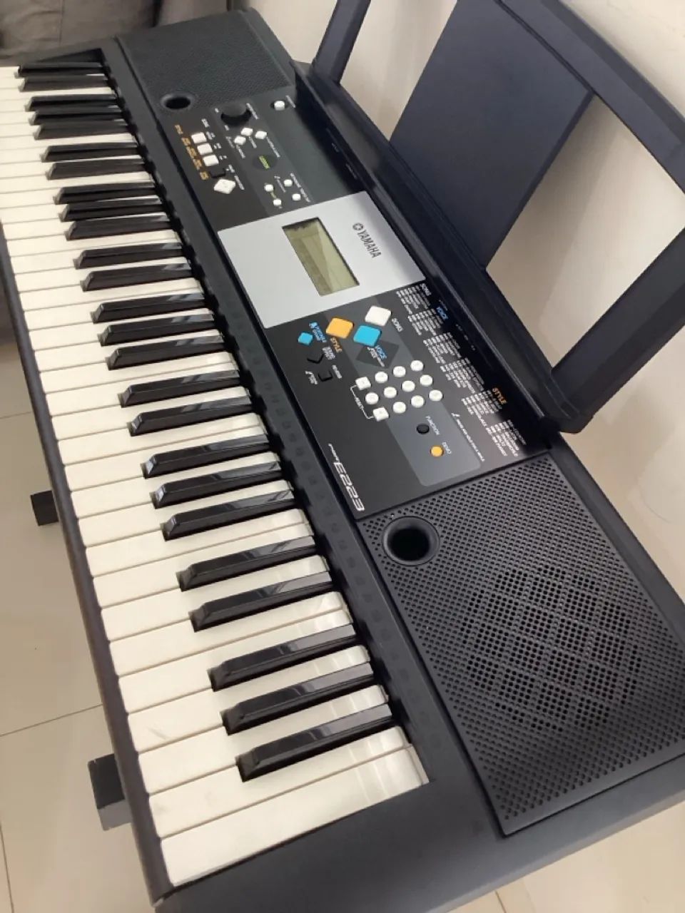 Teclado YAMAHA PSR E223 