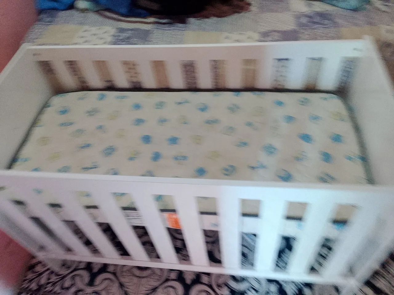 Bebê conforto e berço com colchão 