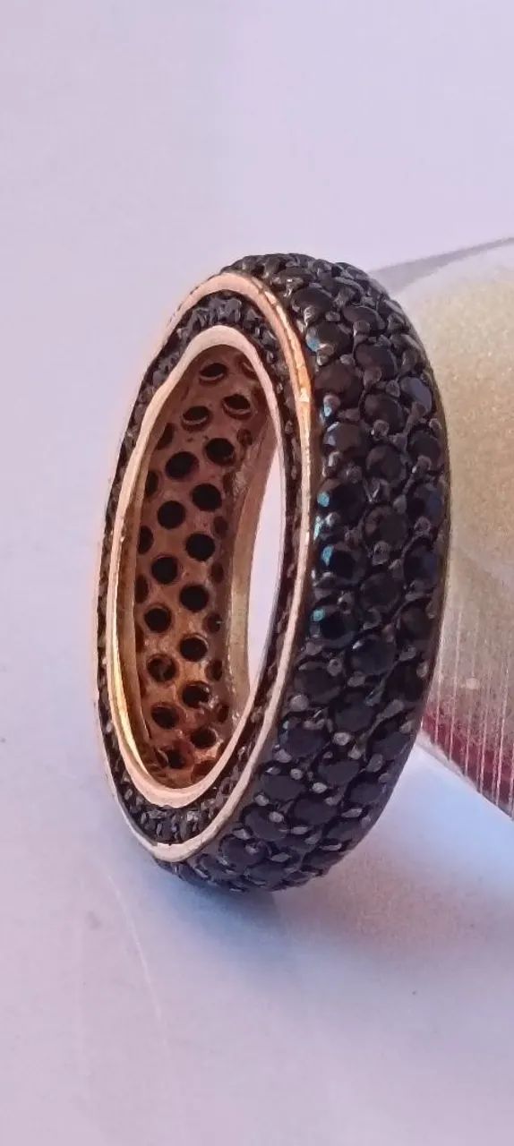 ANEL COM ZIRCÔNIAS NEGRAS BANHADO A OURO  - Foto 2