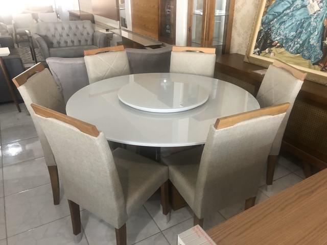 Mesa punta cana redonda pintura laka e cadeiras de madeira
