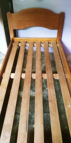 Vende se ou troca se cama de madeira pura em celular