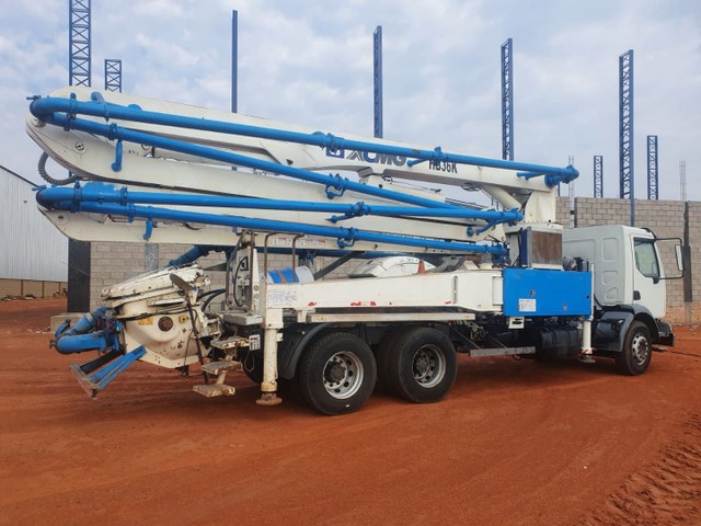 CAMINHÃO BOMBA LANÇA DE CONCRETO