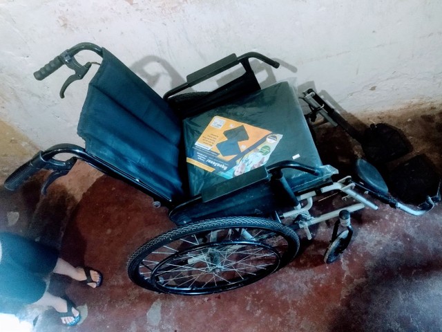 Cadeira de rodas dobrável usada poucas vez   
