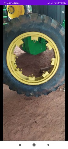 Par de pneus com rodas Pirelli 12.4-28 para trator 