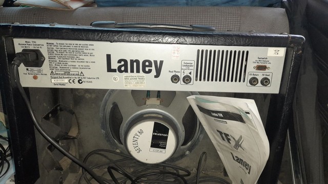 Cubo/caixa de som amplificada p/ guitarra Laney