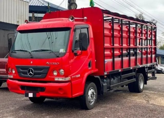 Mercedes-Benz Accelo 2014 Boiadeira de 5.50m de comprimento, seminova.  