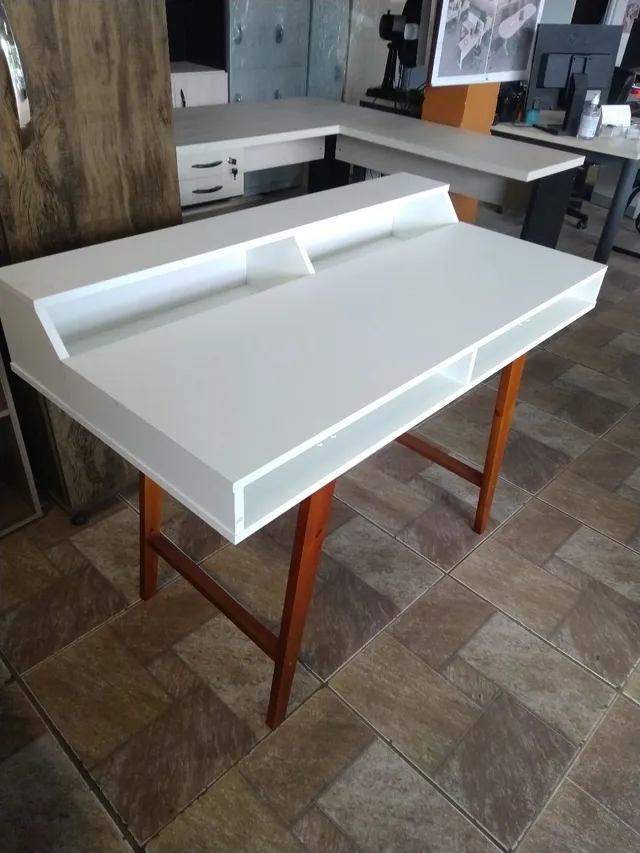 Mesa reta com auto desing