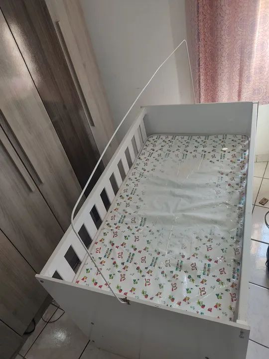 Berço 2 em 1. Modelo americano com colchão unissex e vara para mosqueteiro