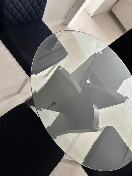 OPORTUNIDADE! Mesa de vidro e 4 cadeiras - Foto 2