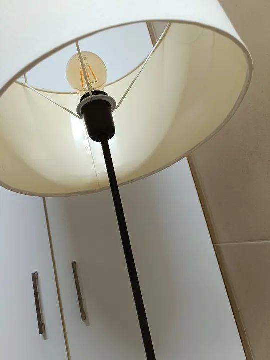 Luminária de chão com cúpula branca - Foto 2