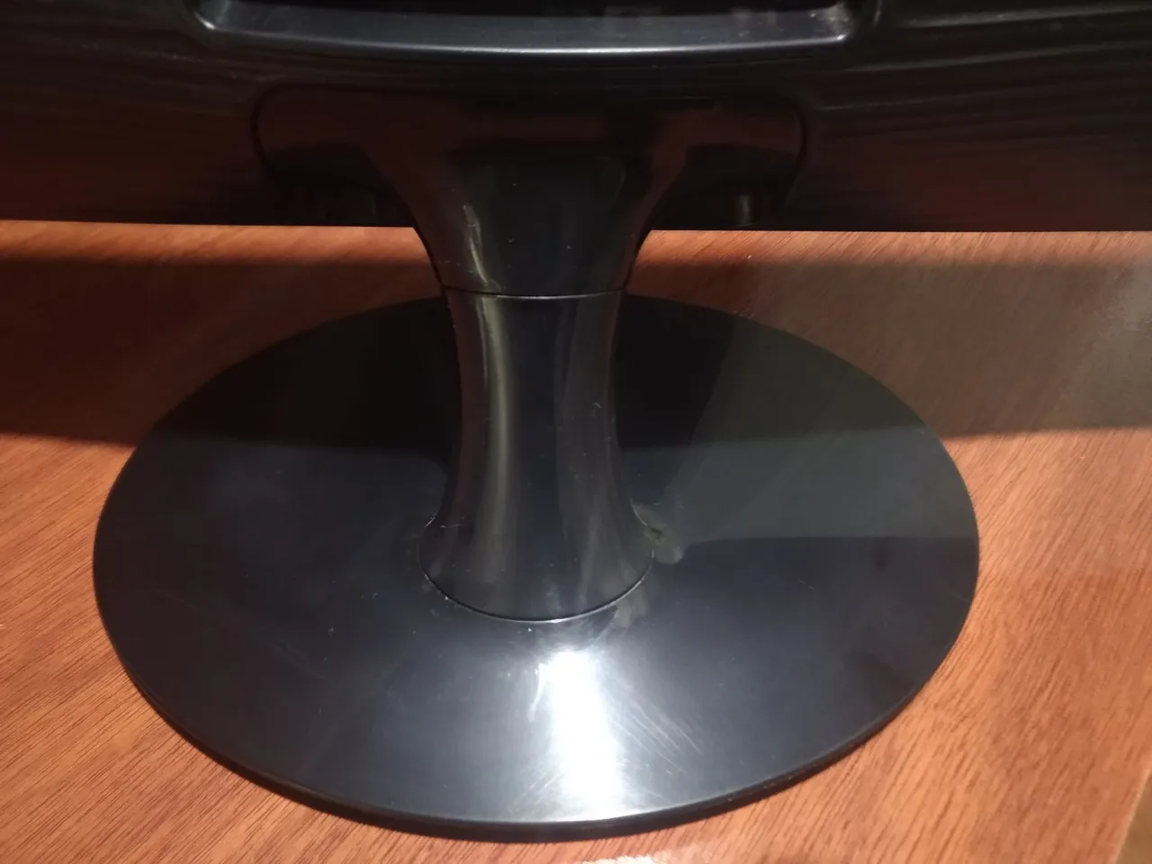 Pedestal para Monitor Samsung de LED 18 polegadas.