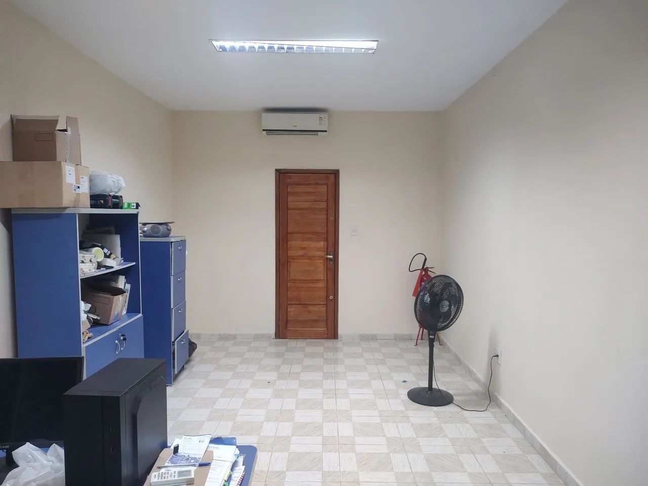 Aluga-se ou Vendo um prédio comercial com três pavimento.