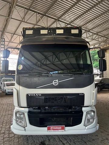 Volvo VM 330 Baú 2014