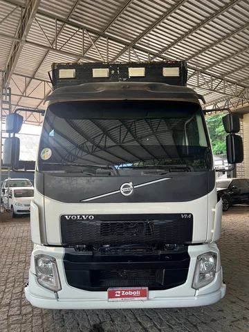 Volvo VM 330 Baú 2014