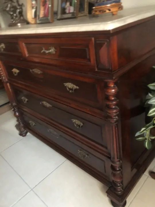 Comoda antiga madeira maciça e tampo em mármore  - Foto 3