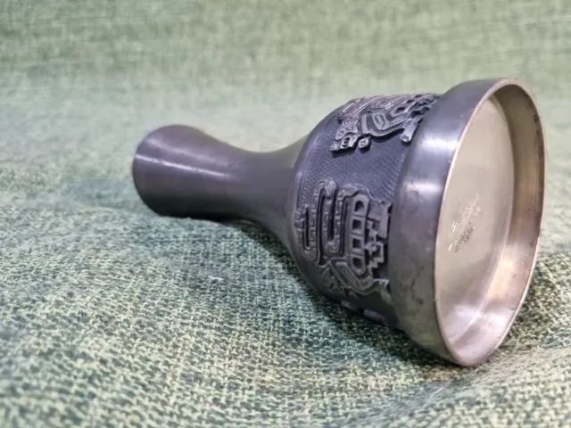 Pequeno jarro boliviano de estanho trabalhado marca Schohaus - Foto 5