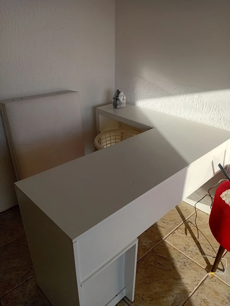 Mesa de escritório branca em L