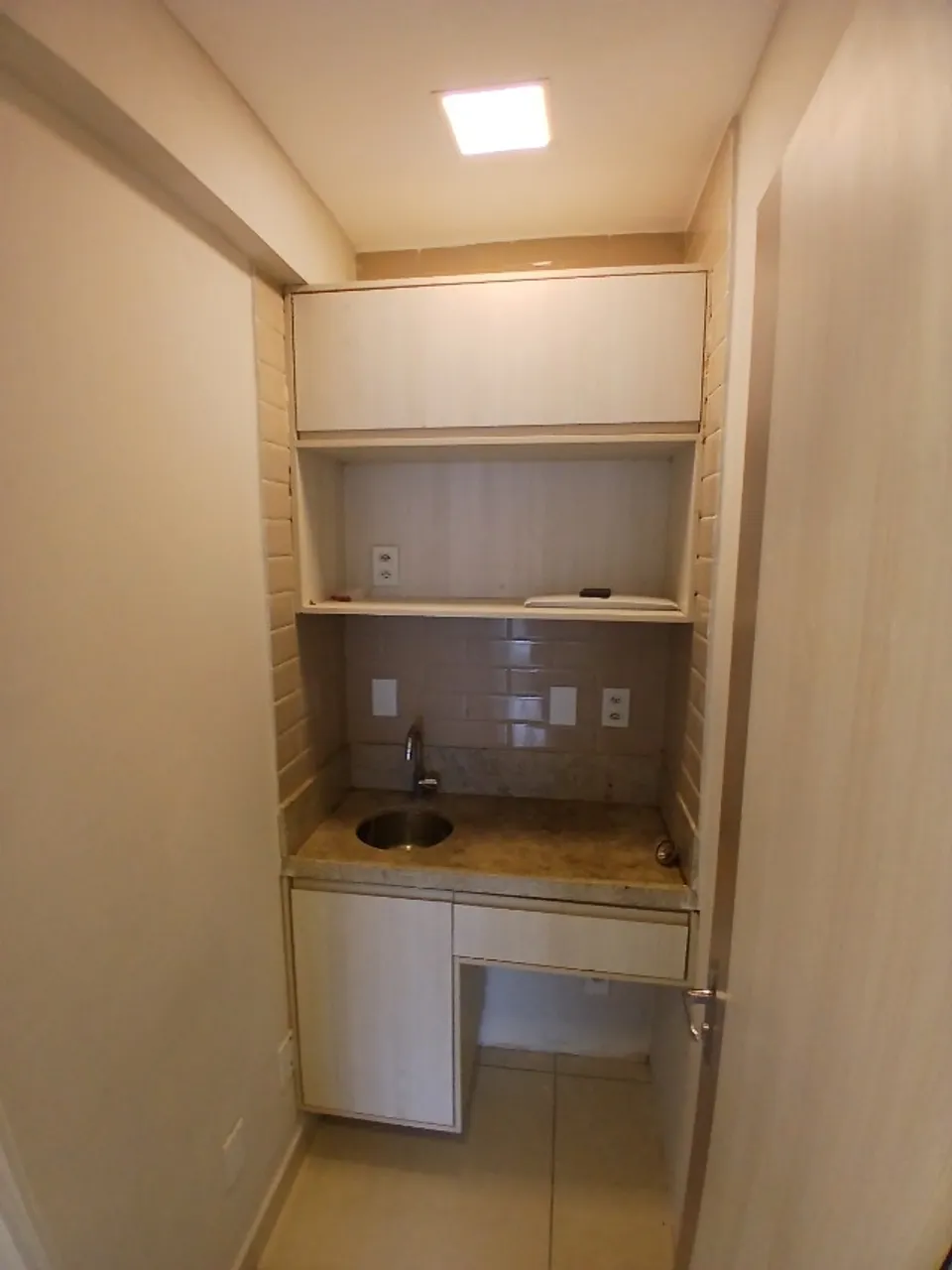 ALUGA-SE SALA COMERCIAL - OFFICE TOWER