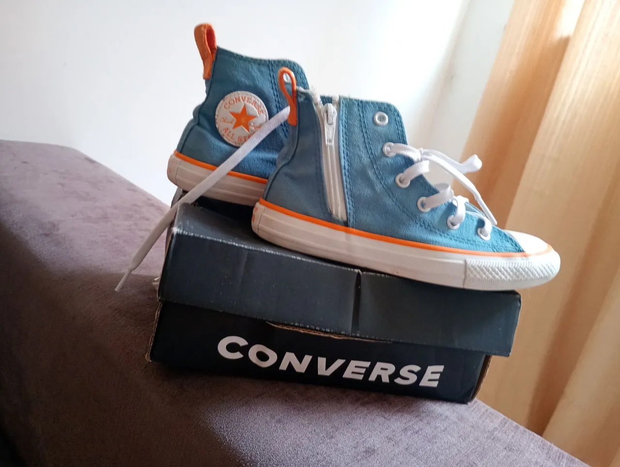 Tênis Converse Infantil Azul com Zíper e Detalhes Laranja