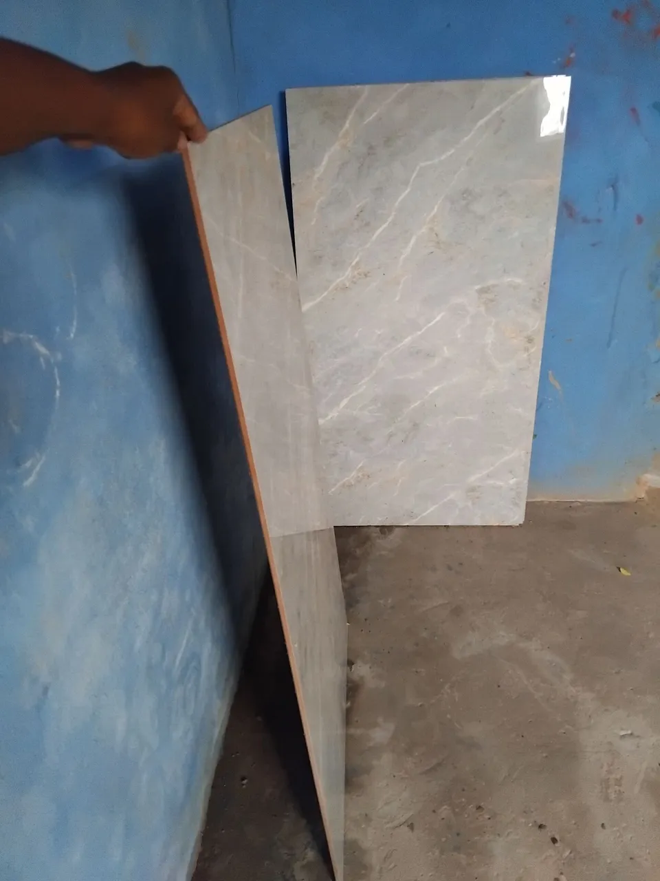 Cerâmica com acabamento polido com detalhes marmorizados