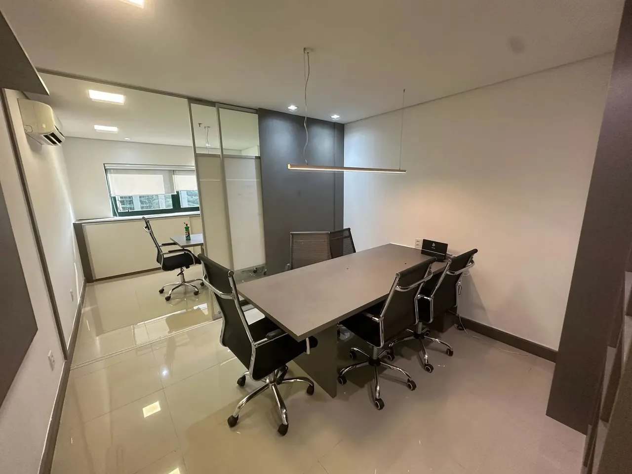 Sala decorada e mobiliada para venda no Ceo