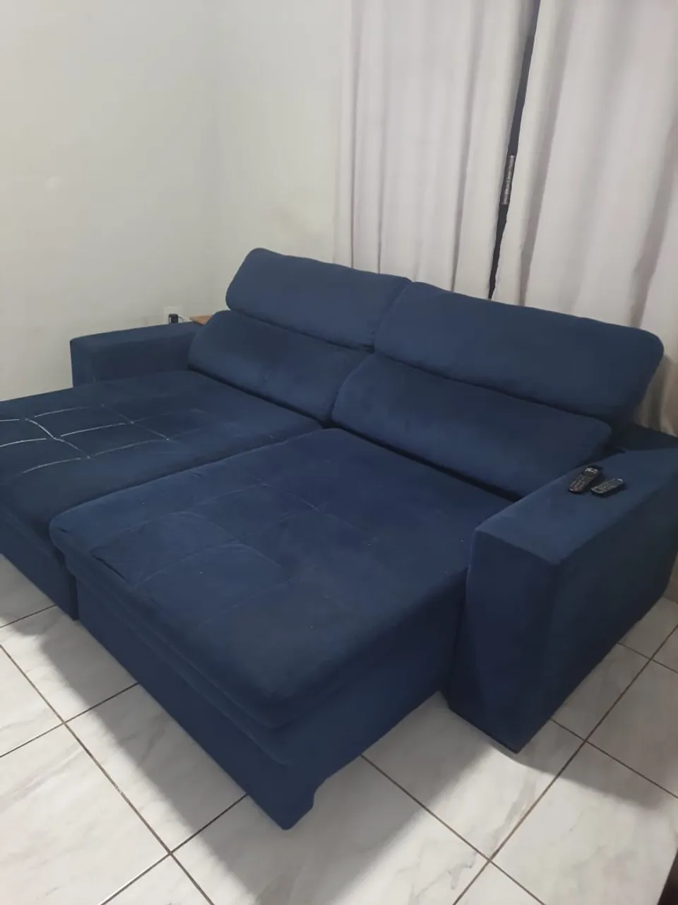 Sofá cama azul confortável e espaçoso