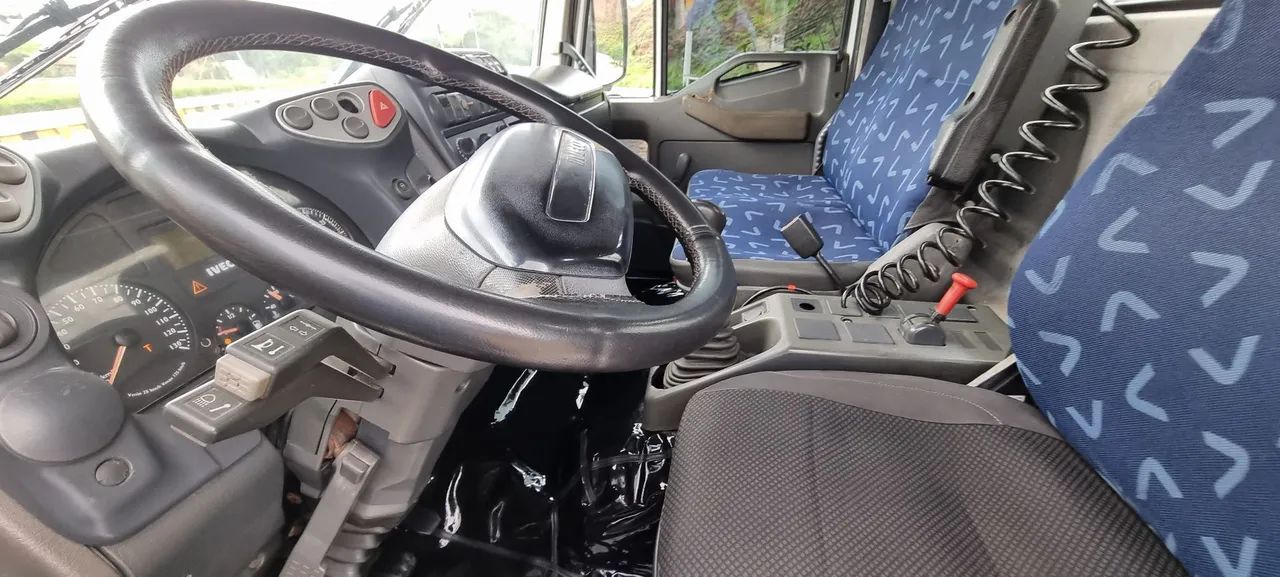 Caminhão Iveco Tector 240e25 6x2 ano 2010 - Foto 12